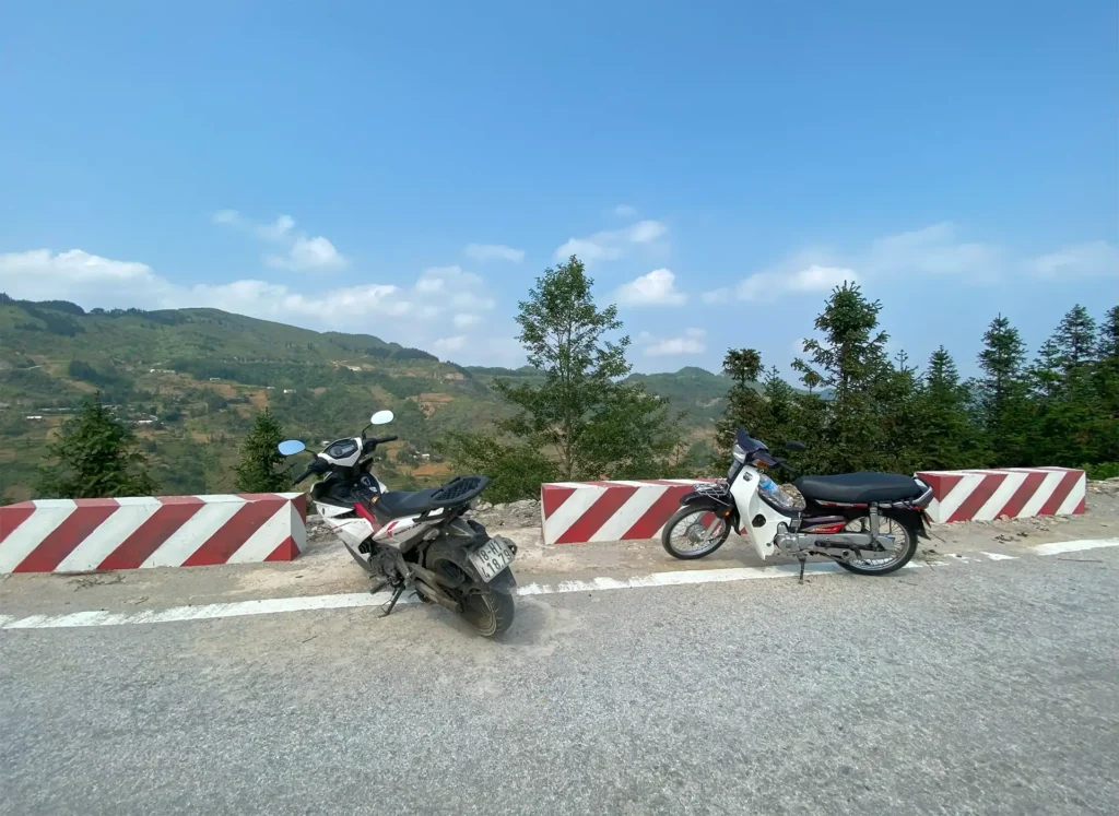 Xe máy lượn đèo
